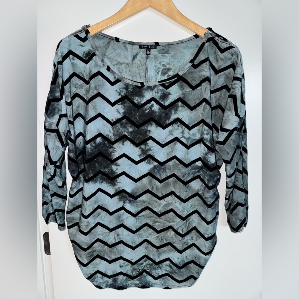Sami & Jo Rusched 3/4 Sleeve & Rusched Side Velvet Chevron Design Zip Shldr Top